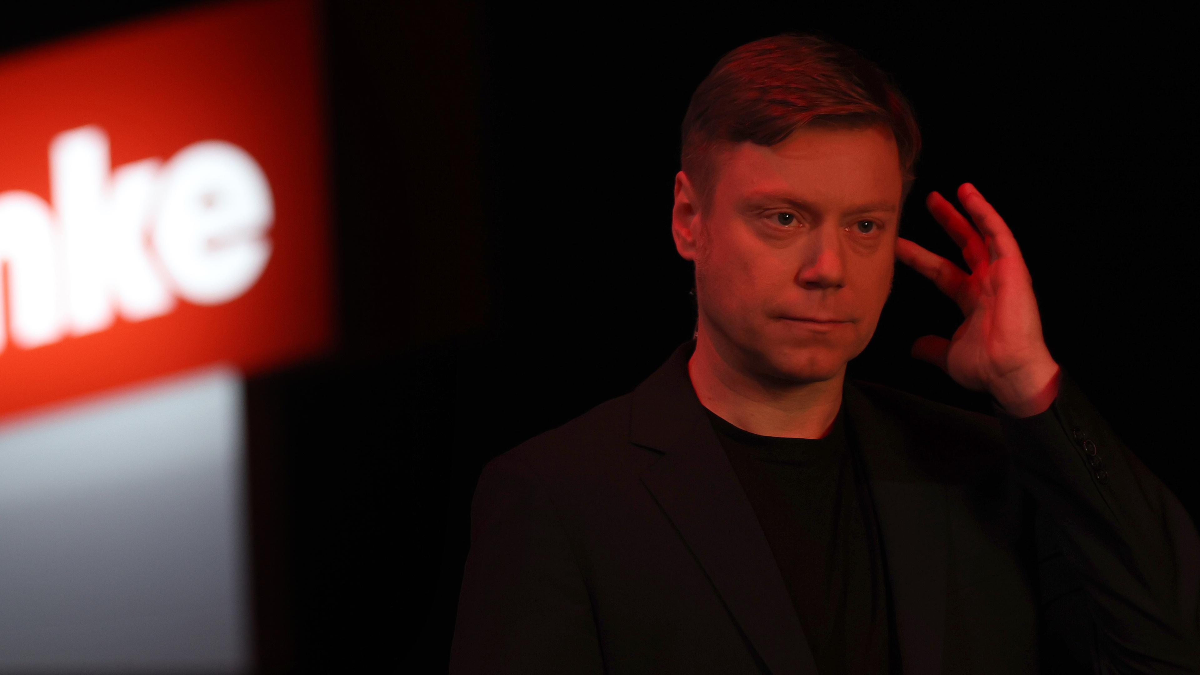 Martin Schirdewan, Vorsitzender der Partei Die Linke, steht vor Beginn des Parteitages bei einem Interview am 17.11.2023.