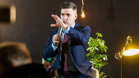 El ultraderechista austriaco Martin Sellner celebra una conferencia en Vetschau