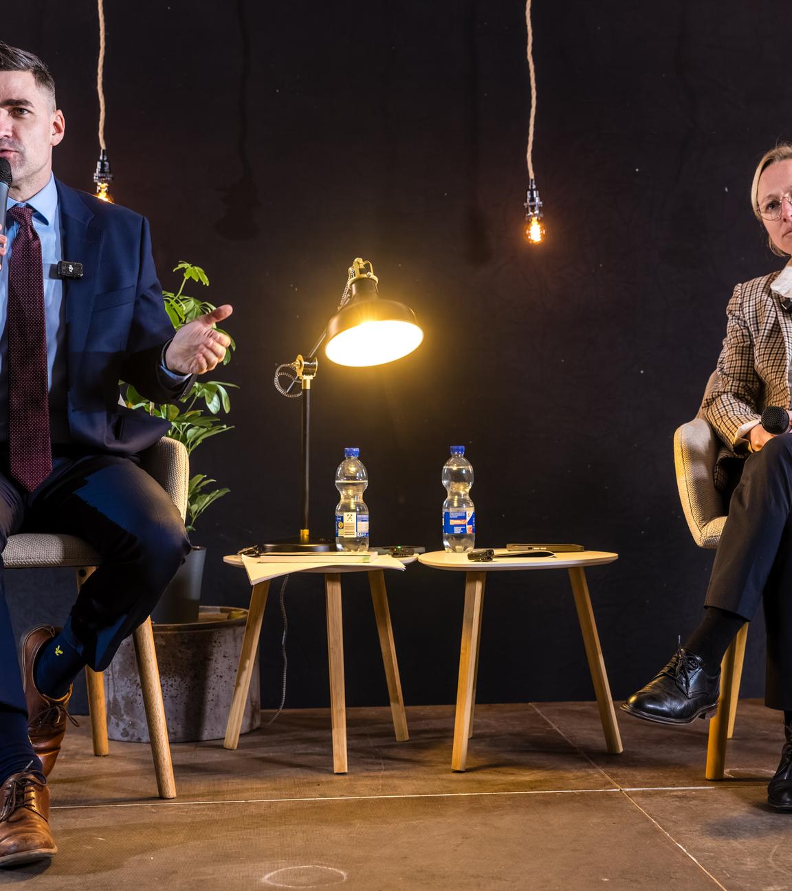 Martin Sellner bei einer Debatte mit AfD-Politikerin Lena Kotré