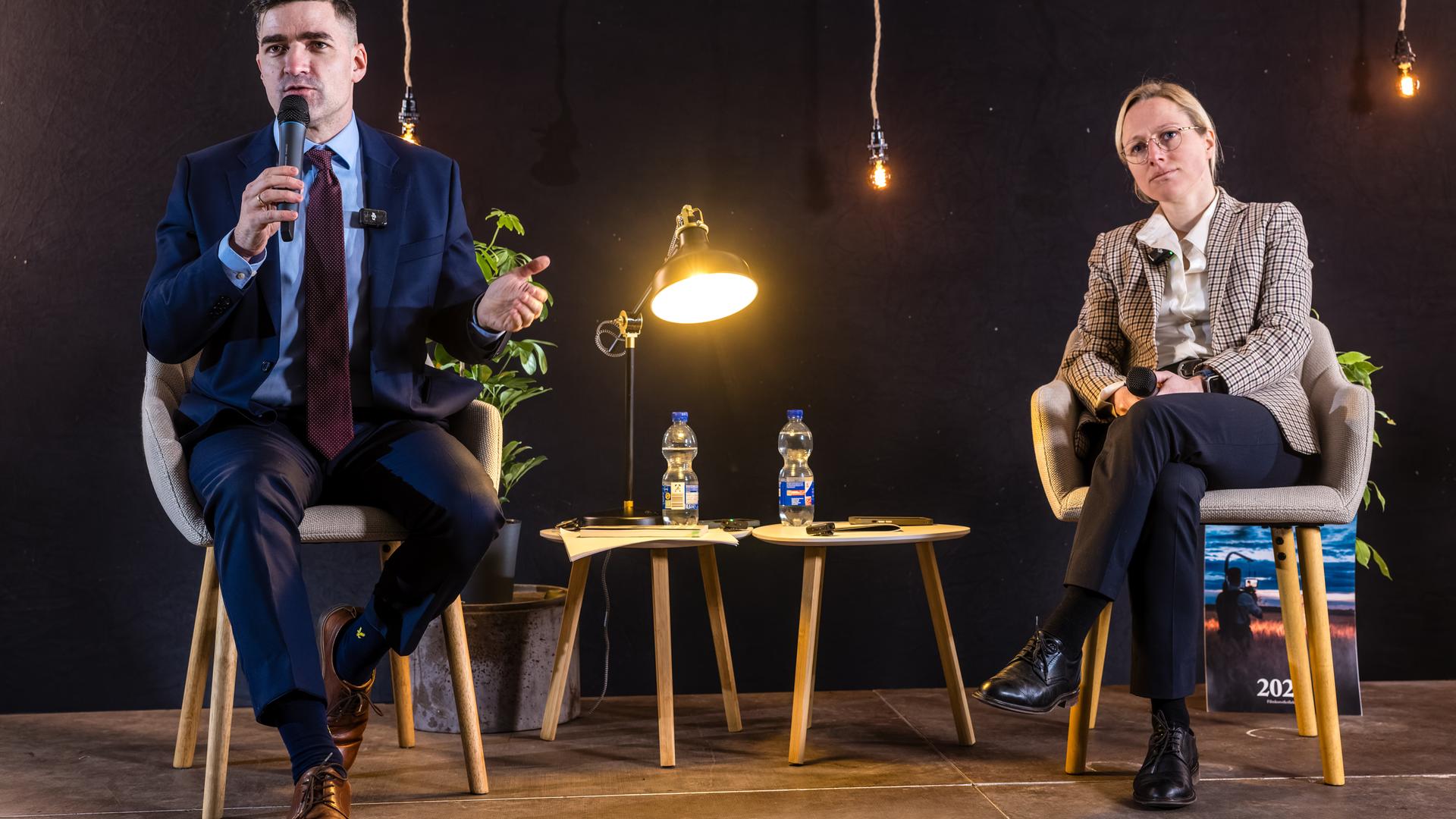 Martin Sellner bei einer Debatte mit AfD-Politikerin Lena Kotré