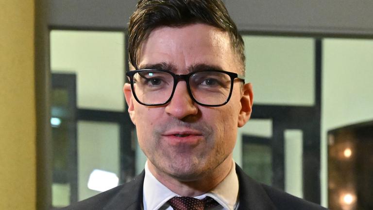 Thüringen, Erfurt: Martin Sellner, Rechtsextremist aus Österreich, steht vor dem Erfurter Braukeller und spricht mit Journalisten.