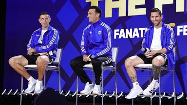 Der argentinische Nationaltrainer Lionel Scaloni sitzt mit den beiden argentinischen Nationalspielern Emiliano Martinez und Lionel Messi bei der letzten Pressekonferenz vor dem Finale