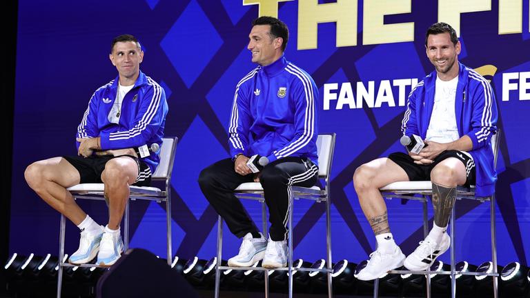 Der argentinische Nationaltrainer Lionel Scaloni sitzt mit den beiden argentinischen Nationalspielern Emiliano Martinez und Lionel Messi bei der letzten Pressekonferenz vor dem Finale