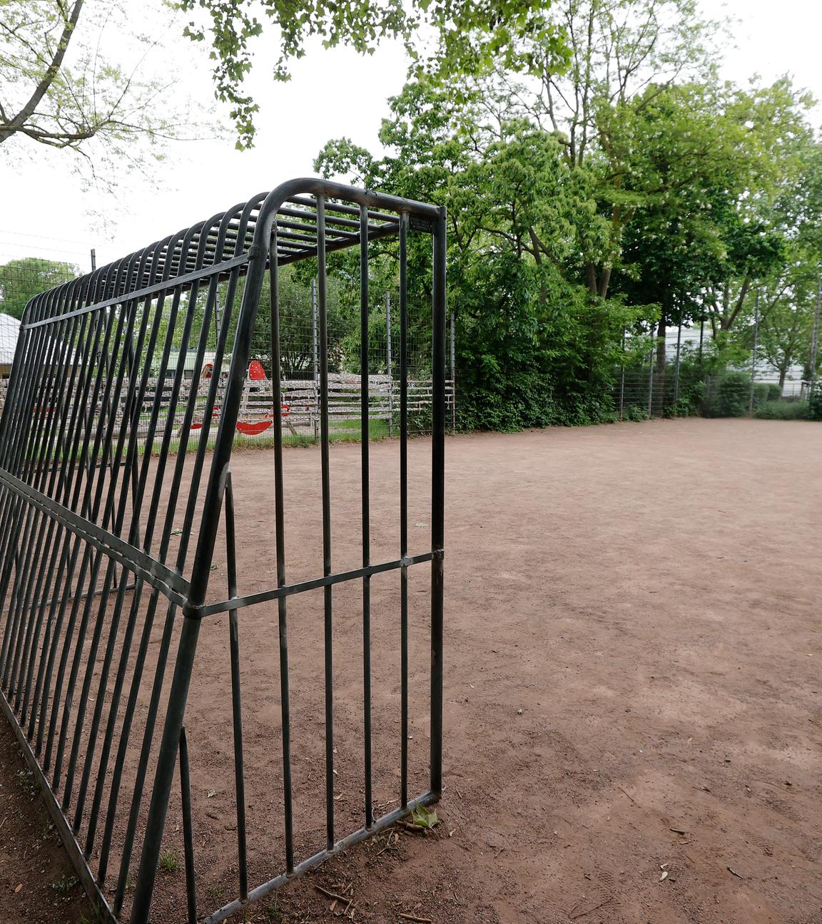 Ein leerer Bolzplatz ist zu sehen