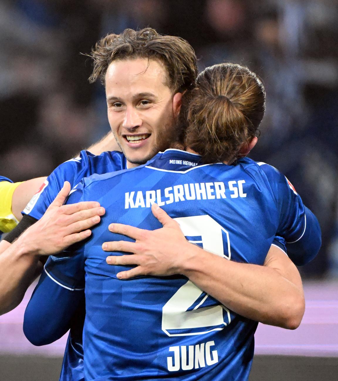 Die Karlsruher Fußballer Marvin Wanitzek (l-r), Christoph Kobald und Sebastian Jung, bejubeln den Treffer zum 2:1 durch Christoph Kobald am 10.04.2026.