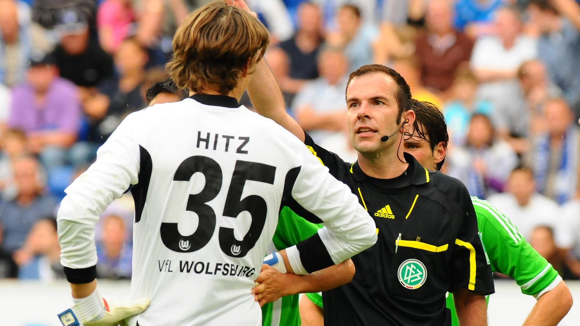 Nach angeblicher Schiedrichterbeleidigung muss Torwart Hitz laut Schiedrichter Marco Fritz vom Feld