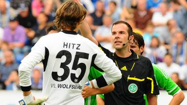 Nach angeblicher Schiedrichterbeleidigung muss Torwart Hitz laut Schiedrichter Marco Fritz vom Feld