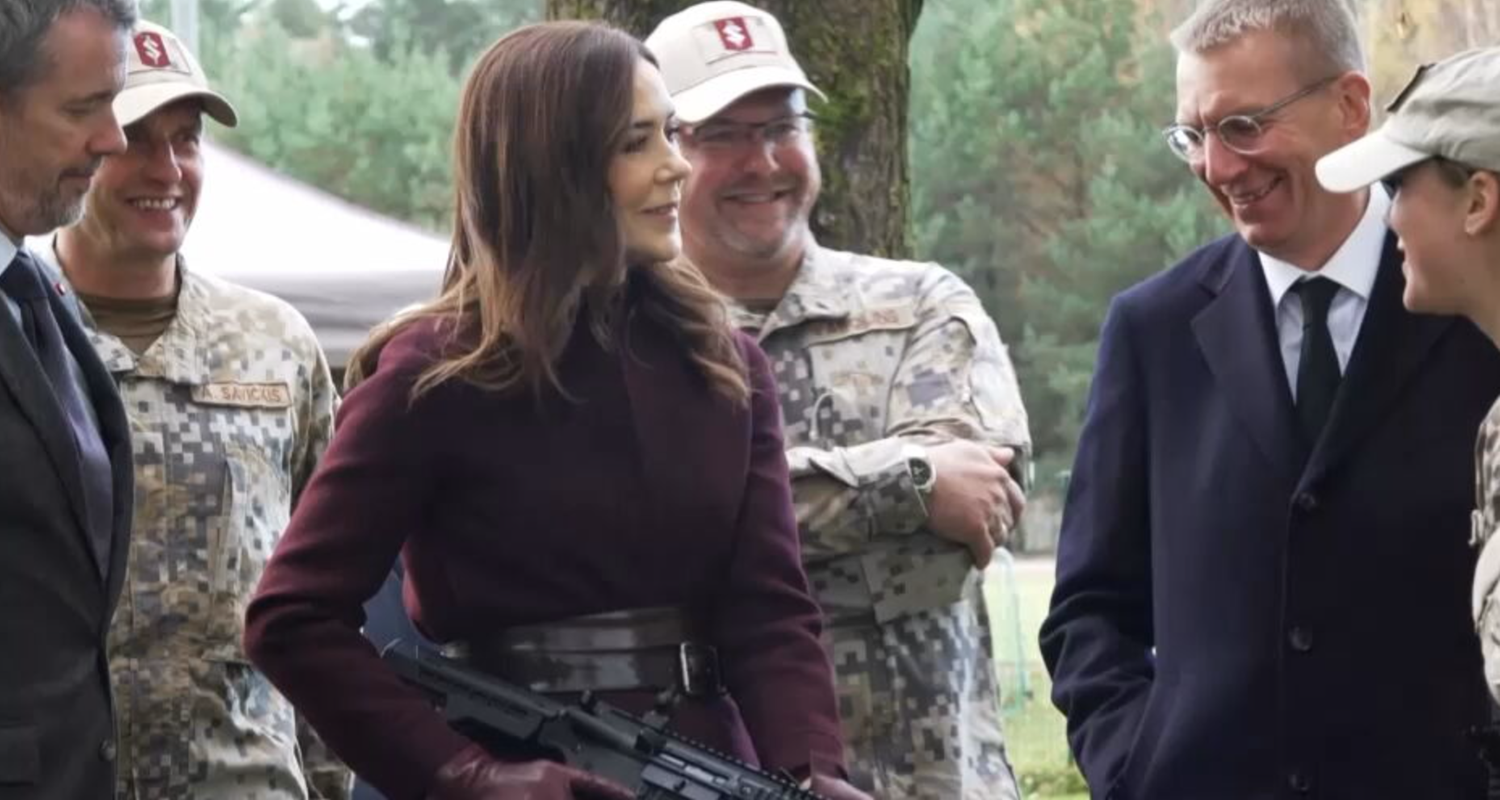 Königin Mary von Dänemark gekonnt an Waffe