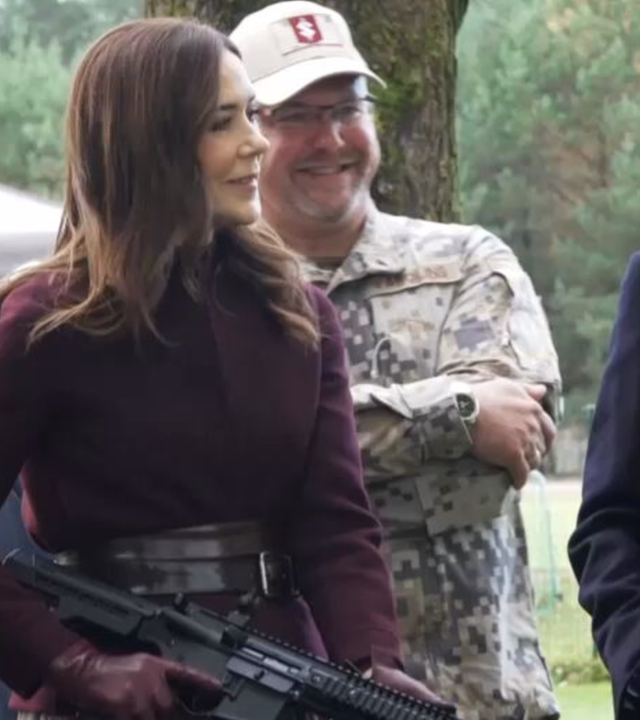 Königin Mary von Dänemark gekonnt an Waffe