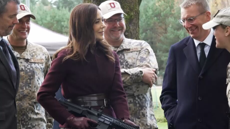 Königin Mary von Dänemark gekonnt an Waffe