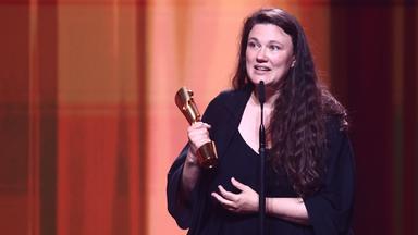 Mascha Schilinski, Regisseurin, wird bei der Verleihung des Deutschen Filmpreises in der Kategorie Beste Regie für den Film "In die Sonne schauen" geehrt.