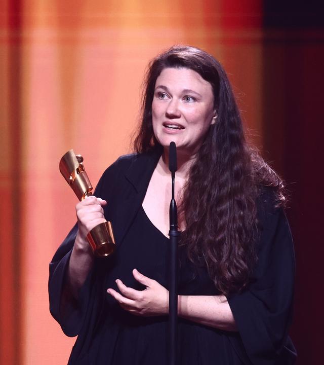 Mascha Schilinski, Regisseurin, wird bei der Verleihung des Deutschen Filmpreises in der Kategorie Beste Regie für den Film "In die Sonne schauen" geehrt.