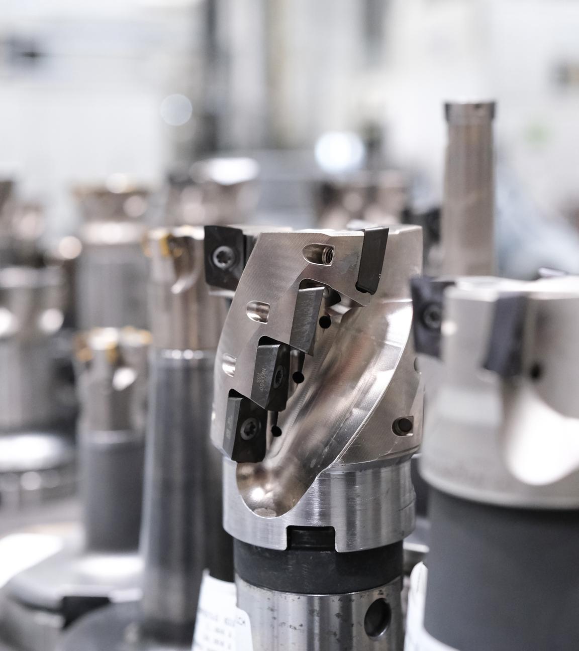 Werkzeuge für den Maschinenbau stehen in einer Fertigung eines Maschinenbauers.