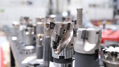 Werkzeuge für den Maschinenbau stehen in einer Fertigung eines Maschinenbauers.