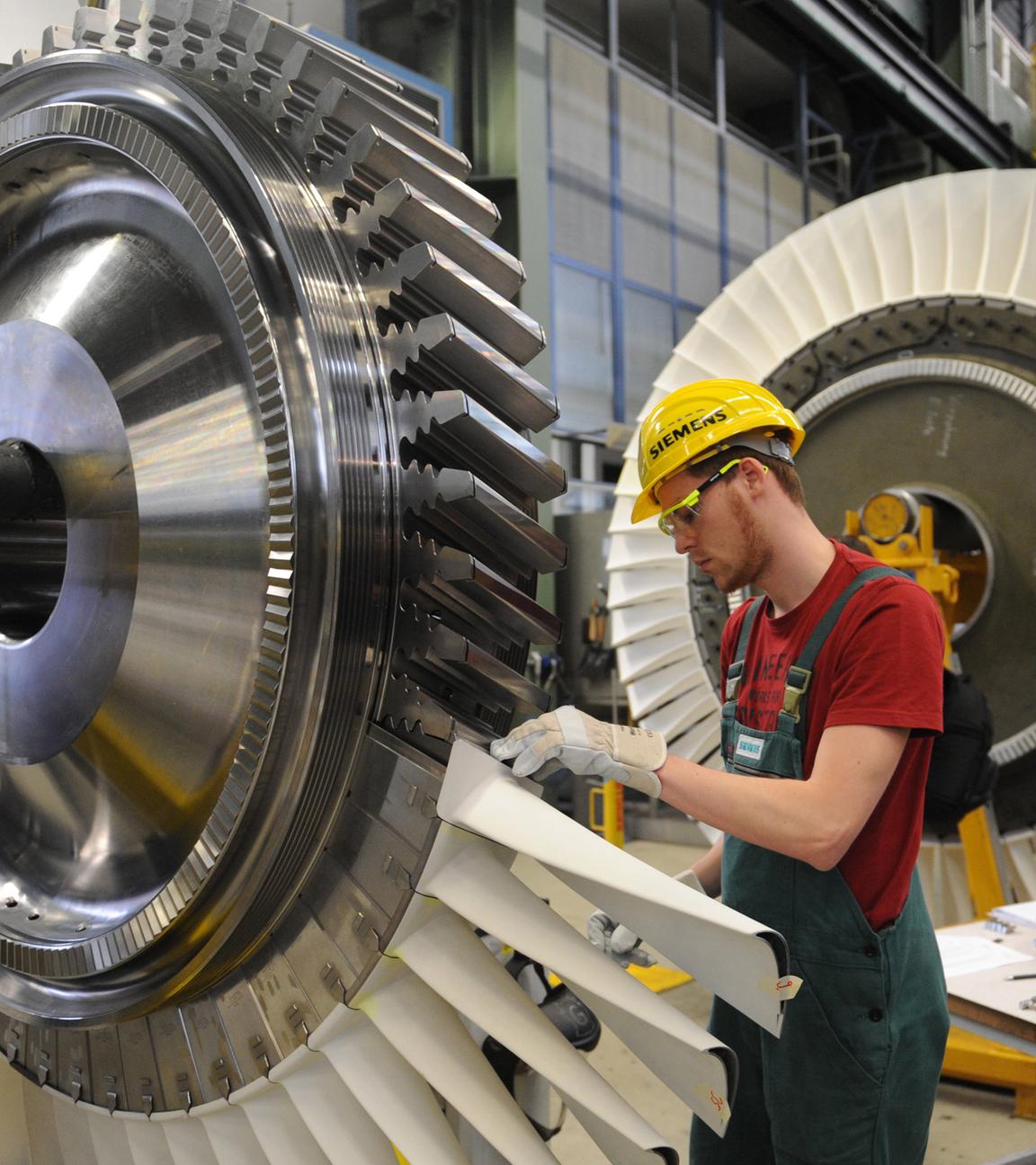 Maschinenbauer eines Gasturbinenwerkes bei der Arbeit