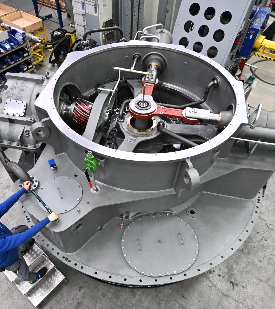 Archiv: Ein Arbeiter schraubt am Stammsitz des Industrieunternehmens Voith in der Sparte Voith Turbo an einer Komponente für Antriebstechnik für Schiffe. 