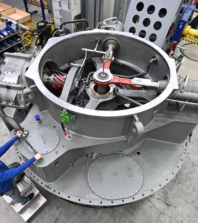Archiv: Ein Arbeiter schraubt am Stammsitz des Industrieunternehmens Voith in der Sparte Voith Turbo an einer Komponente für Antriebstechnik für Schiffe. 