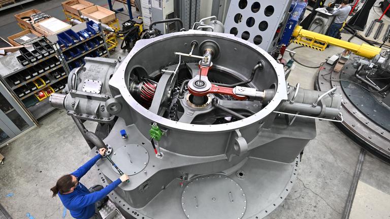 Archiv: Ein Arbeiter schraubt am Stammsitz des Industrieunternehmens Voith in der Sparte Voith Turbo an einer Komponente für Antriebstechnik für Schiffe. 