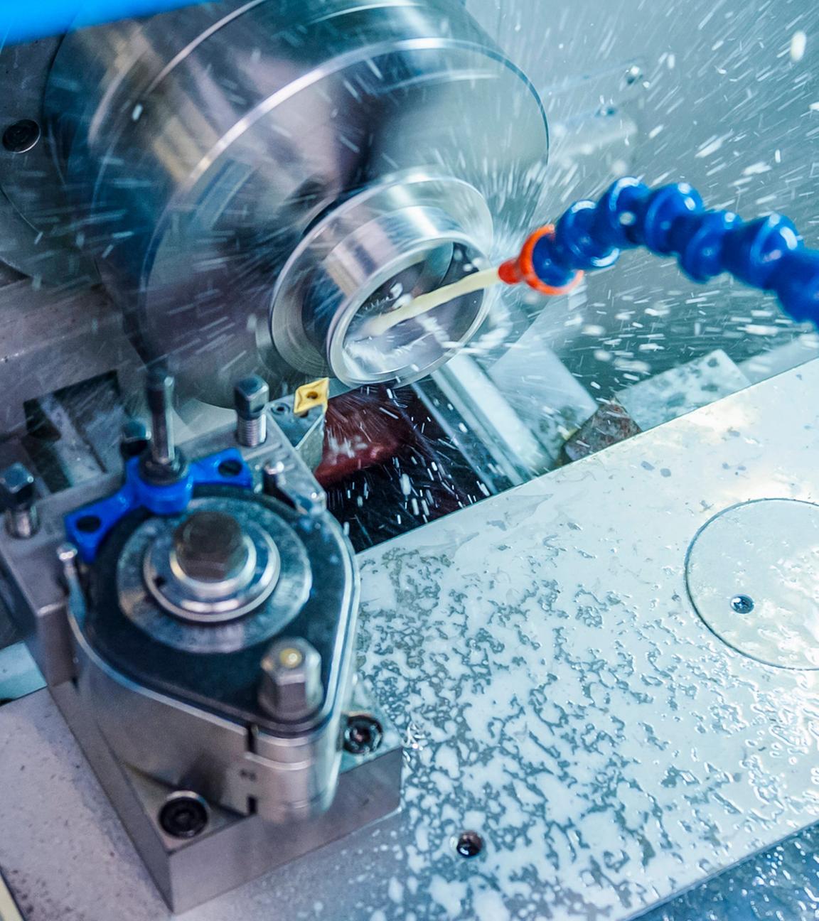Detail einer Metallbearbeitungsmaschine, bei der Kühlwasser im Werkzeugbau zum Einsatz kommt.
