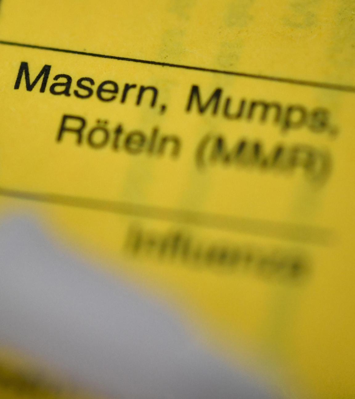 Impfpass mit Spritze
