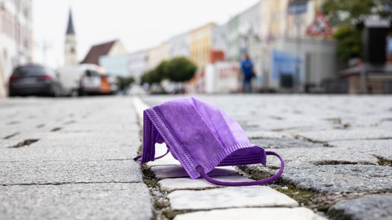 OP Maske liegt auf dem Boden / Mühldorf am Inn