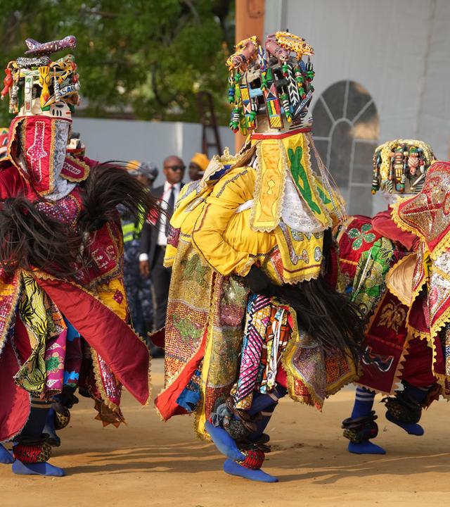 Am Sonntag, dem 26. Juli 2026, treten kostümierte Menschen beim Maskenfest in Porto-Novo, Benin, auf.