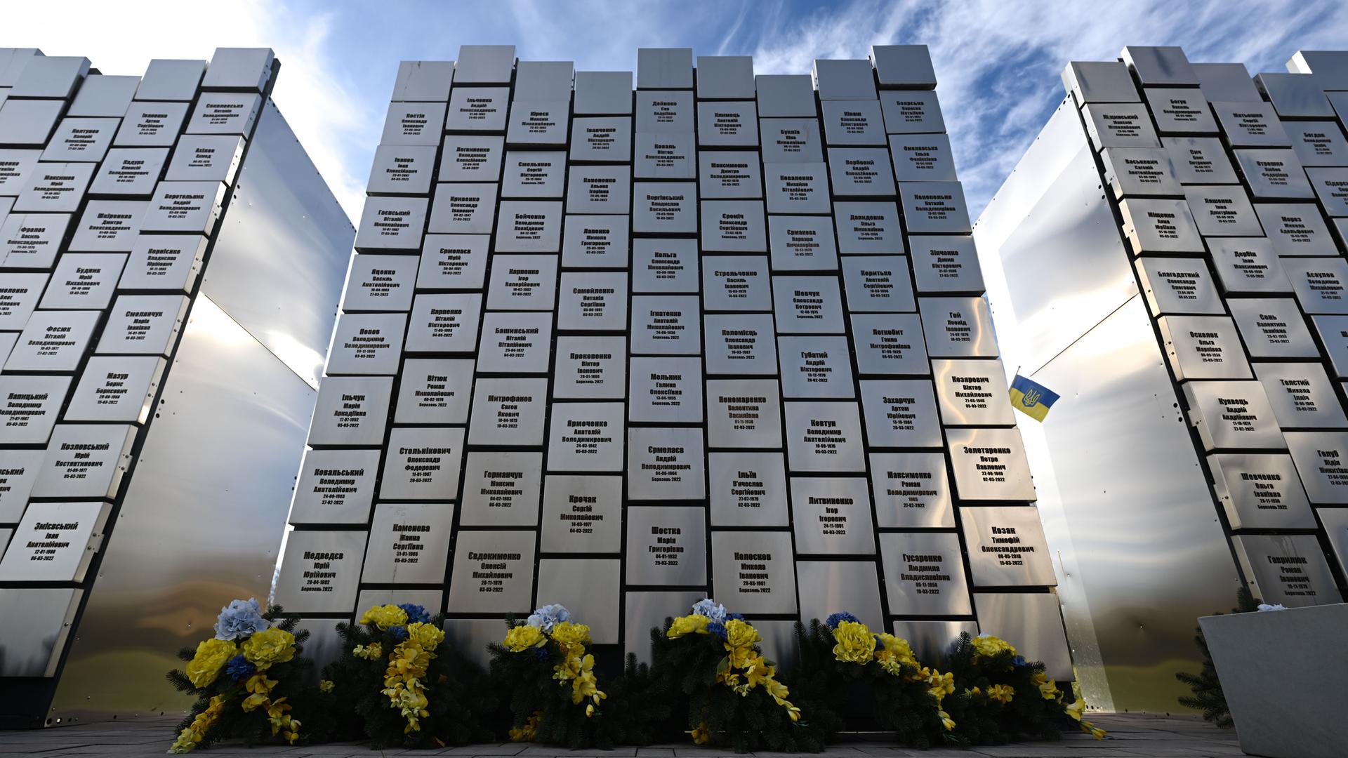 Gedenkmauer in Butscha