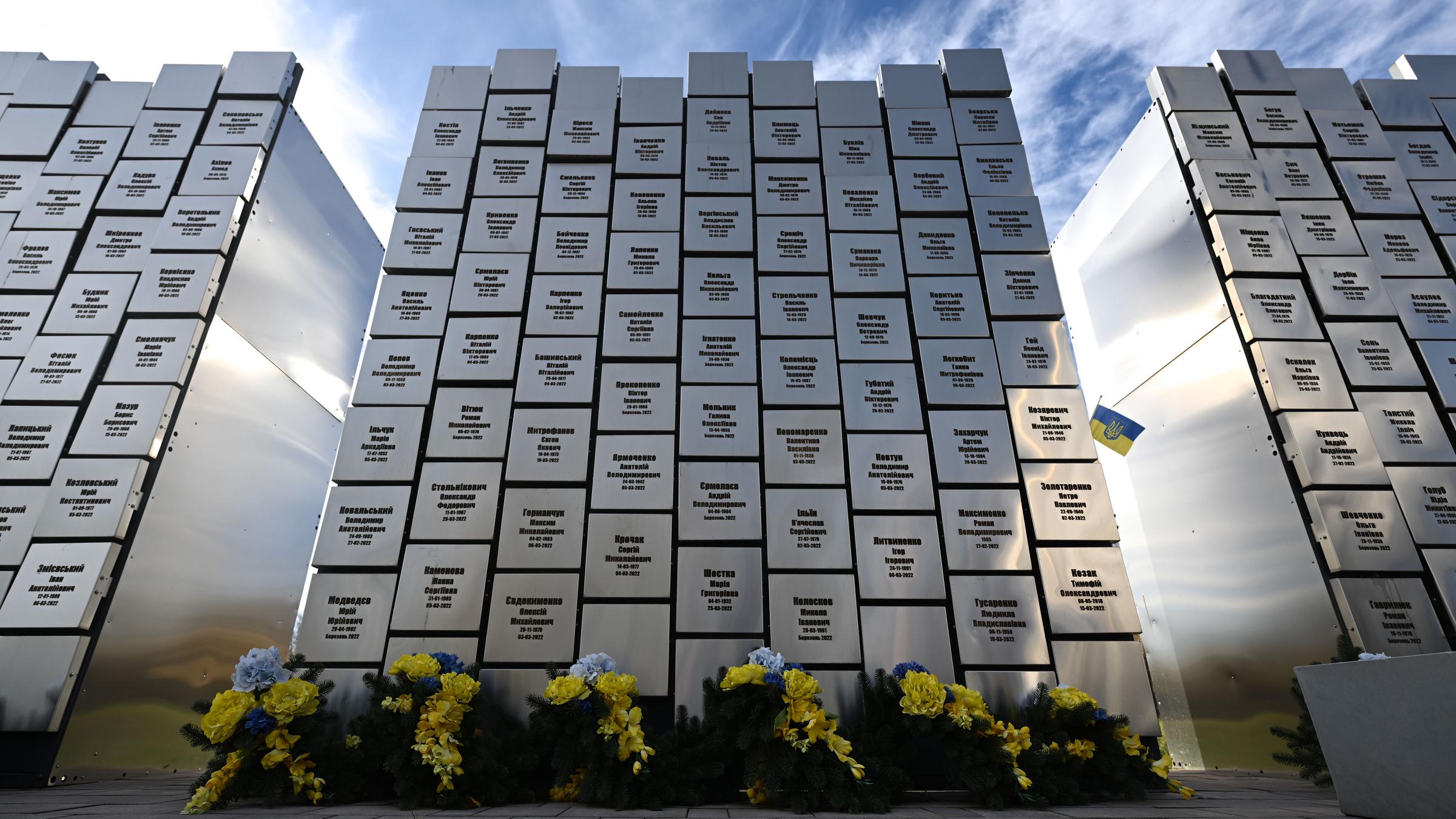 Gedenkmauer in Butscha
