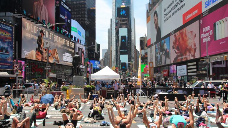 Massen-Yoga auf New Yorks Times Square