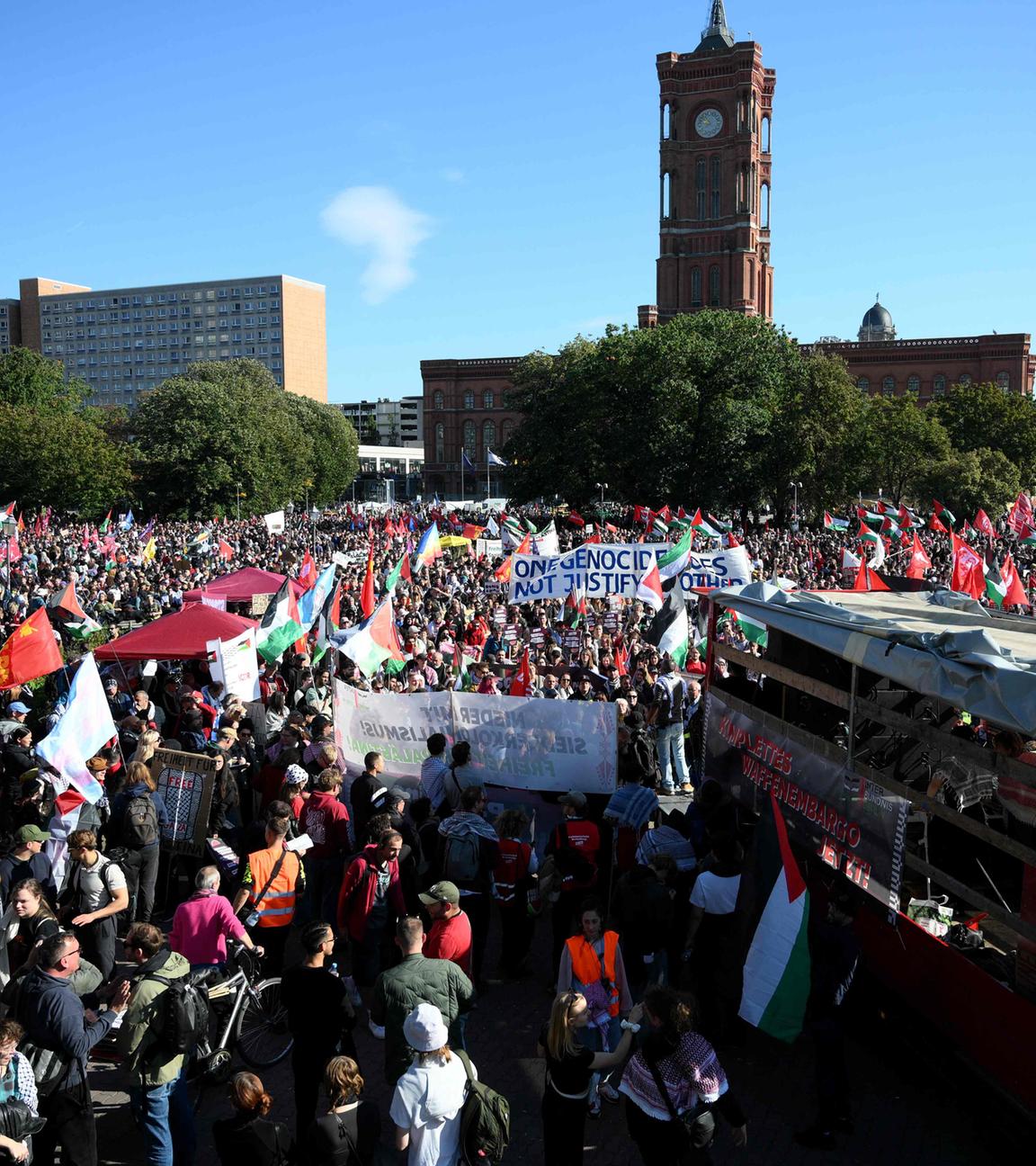 Demonstranten halten diverse Plakate zur Demonstration in Berlin am 27.09.2025 in die Lüfte.