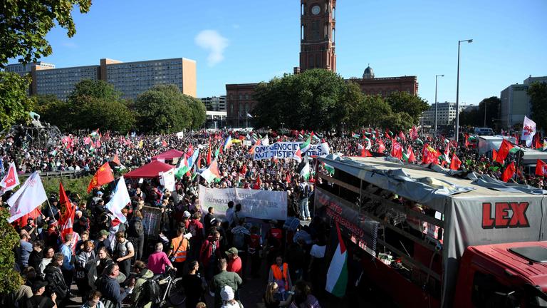 Demonstranten halten diverse Plakate zur Demonstration in Berlin am 27.09.2025 in die Lüfte.