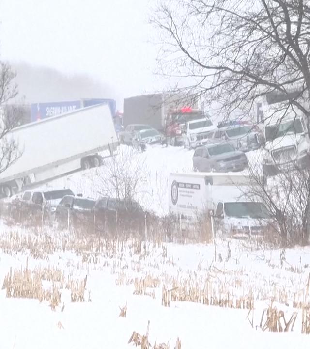 Ein Bild von der Massenkarambolge im verschneiten Michigan. Mehrere Autos und LKW's sind zu sehen.