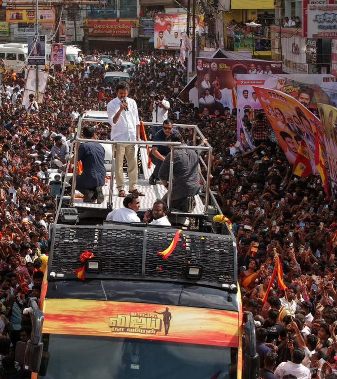 27.09.2025, Indien, Karur: Tausende Menschen sammeln sich, um sich eine Rede des in der Region populären Schauspielers und Politikers Joseph Vijay Chandrasekhar (Vijay) anzuhören. 