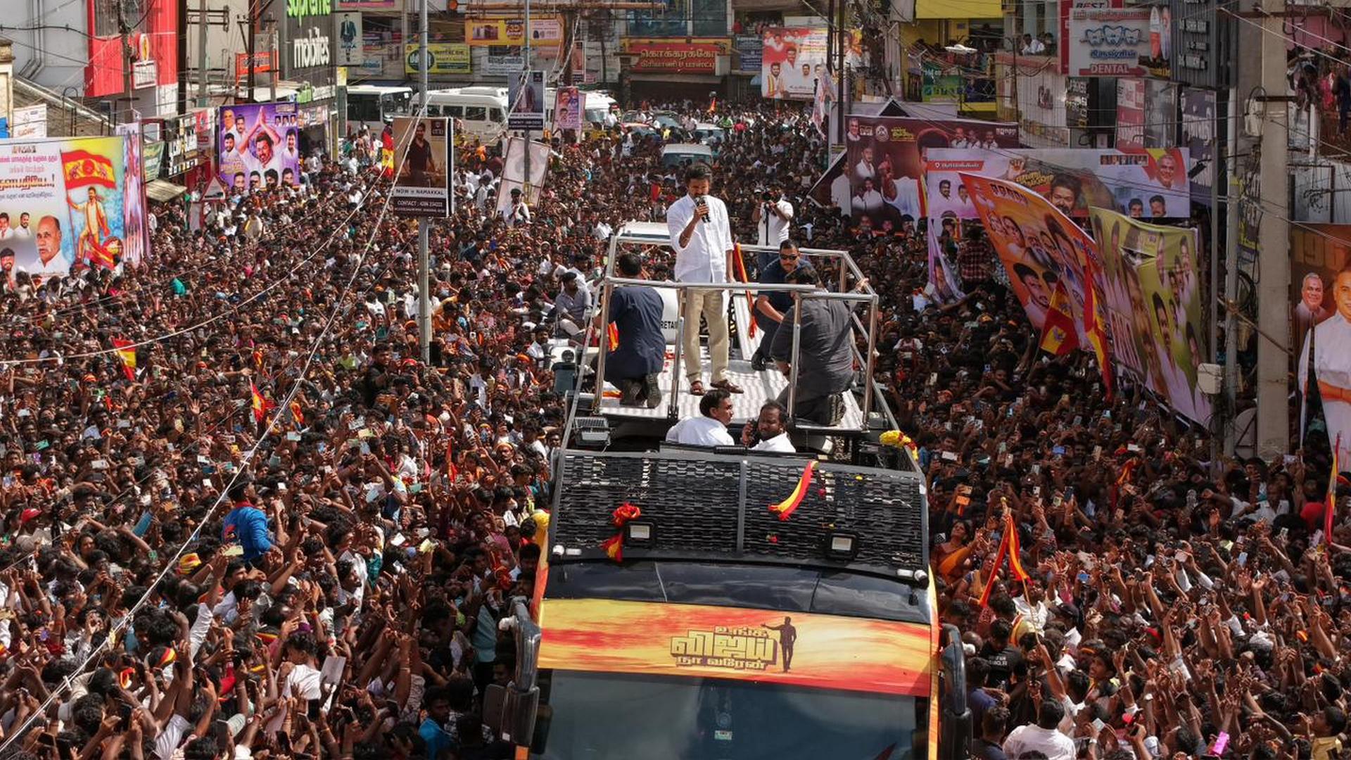 27.09.2025, Indien, Karur: Tausende Menschen sammeln sich, um sich eine Rede des in der Region populären Schauspielers und Politikers Joseph Vijay Chandrasekhar (Vijay) anzuhören. 