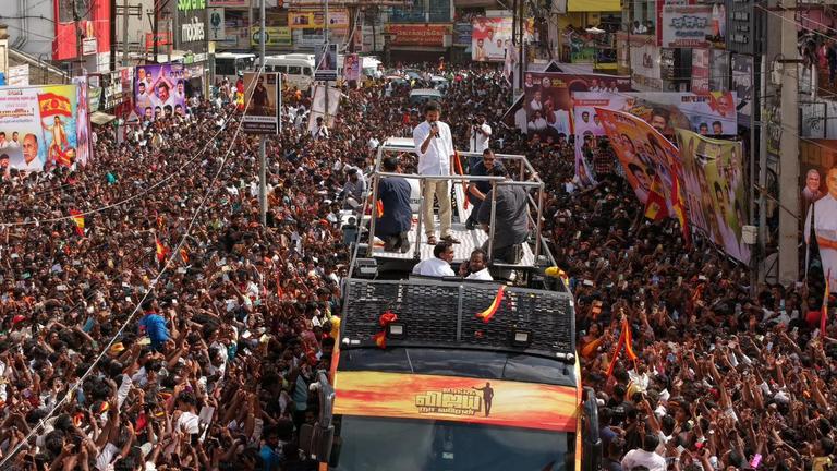 27.09.2025, Indien, Karur: Tausende Menschen sammeln sich, um sich eine Rede des in der Region populären Schauspielers und Politikers Joseph Vijay Chandrasekhar (Vijay) anzuhören. 