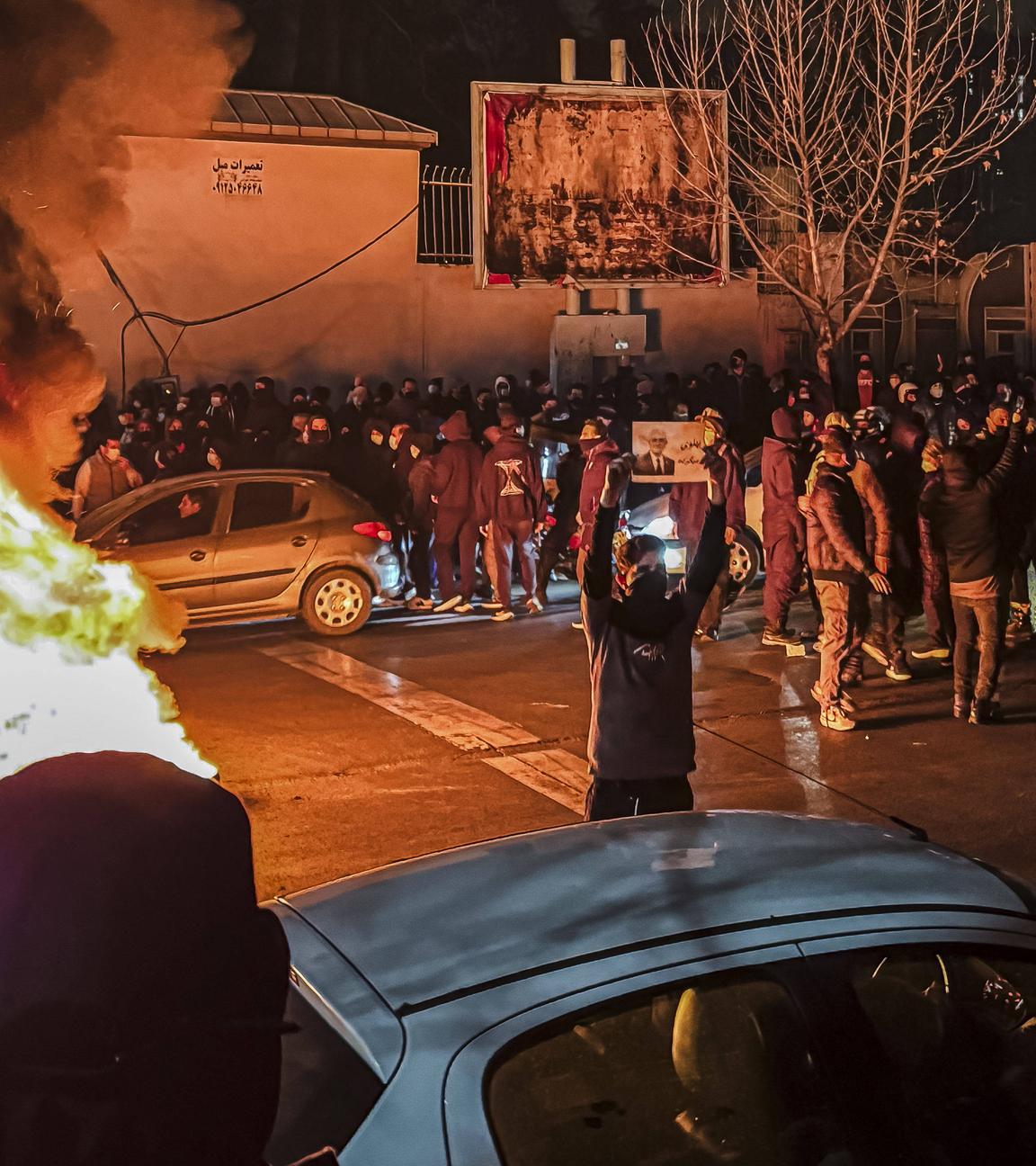 Iraner versammeln sich während einer Protestaktion in Teheran, Iran, am 09.01.2026 und blockieren dabei eine Straße. 
