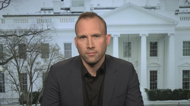 David Sauer vor einer Grafik des Weißen Haus in Washington.