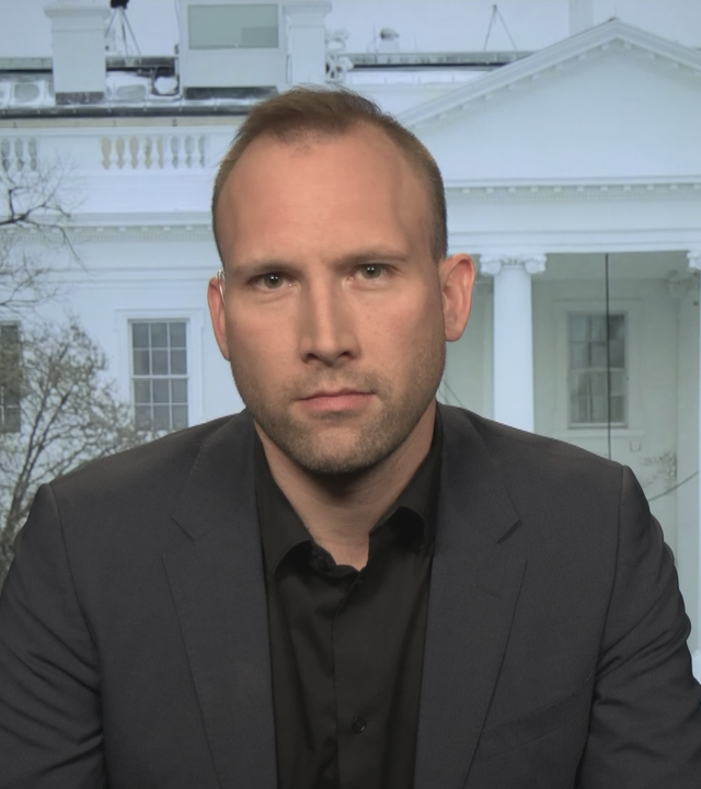 David Sauer vor einer Grafik des Weißen Haus in Washington.