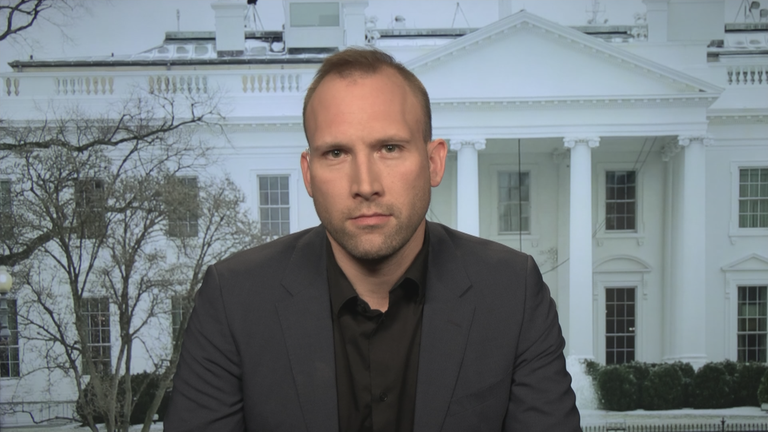 David Sauer vor einer Grafik des Weißen Haus in Washington.