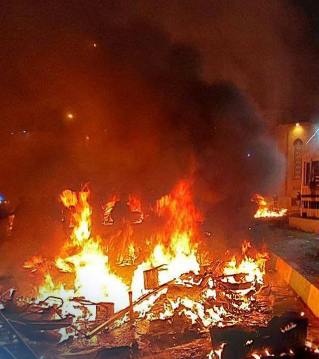 Mehrere Feuer auf einer Straße.