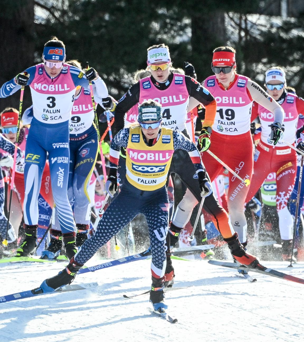 Jessica Diggins aus den Vereinigten Staaten führt das Feld.
