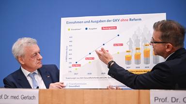 Bei Umsetzung aller Maßnahmen könnten die Krankenkassen kommendes Jahr rund 42 Milliarden Euro einsparen.