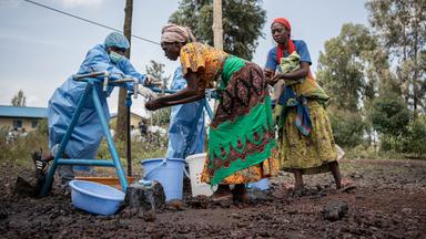 Anwohner waschen sich die Hände an einem Kontrollpunkt, der zur Vorbeugung gegen die Ausbreitung von Ebola in Kanyaruchinya in der Nähe von Goma, Nord-Kivu, Demokratische Republik Kongo, am 27.05.2026 eingerichtet wurde. 