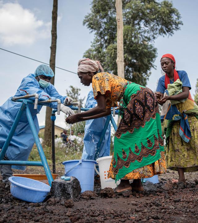 Anwohner waschen sich die Hände an einem Kontrollpunkt, der zur Vorbeugung gegen die Ausbreitung von Ebola in Kanyaruchinya in der Nähe von Goma, Nord-Kivu, Demokratische Republik Kongo, am 27.05.2026 eingerichtet wurde. 