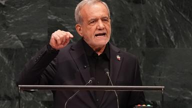 Der iranische Präsident Massud Peseschkian hält im Hauptquartier der Vereinten Nationen eine Rede.
