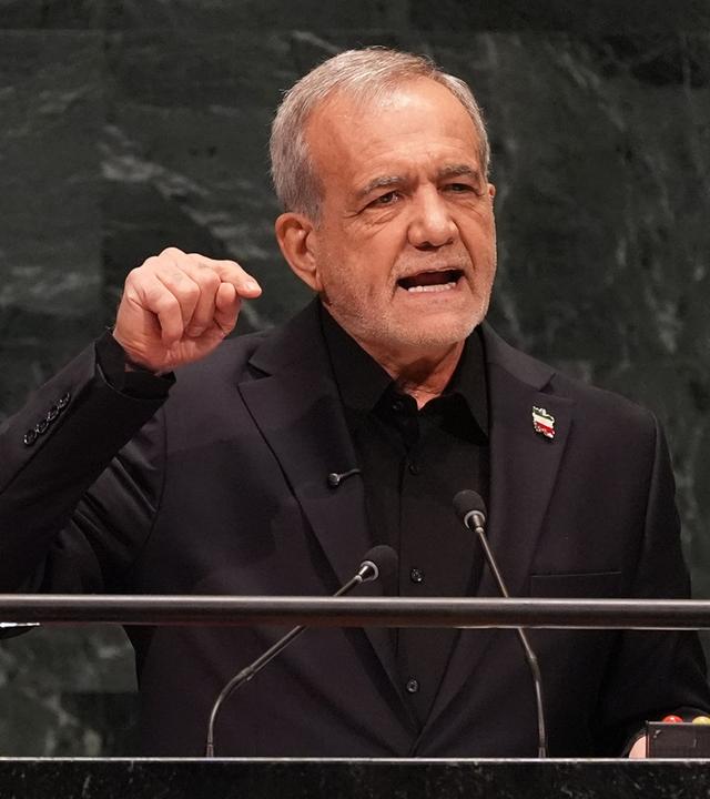 Der iranische Präsident Massud Peseschkian hält im Hauptquartier der Vereinten Nationen eine Rede.