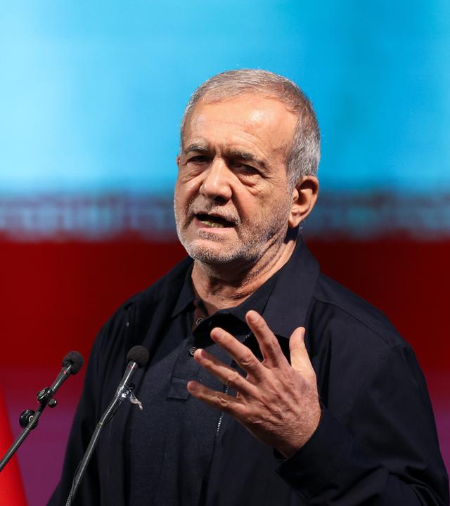 Massud Peseschkian nimmt in Teheran an einer Gedenkfeier für den ehemaligen Obersten Führer Ali Khamenei teil.