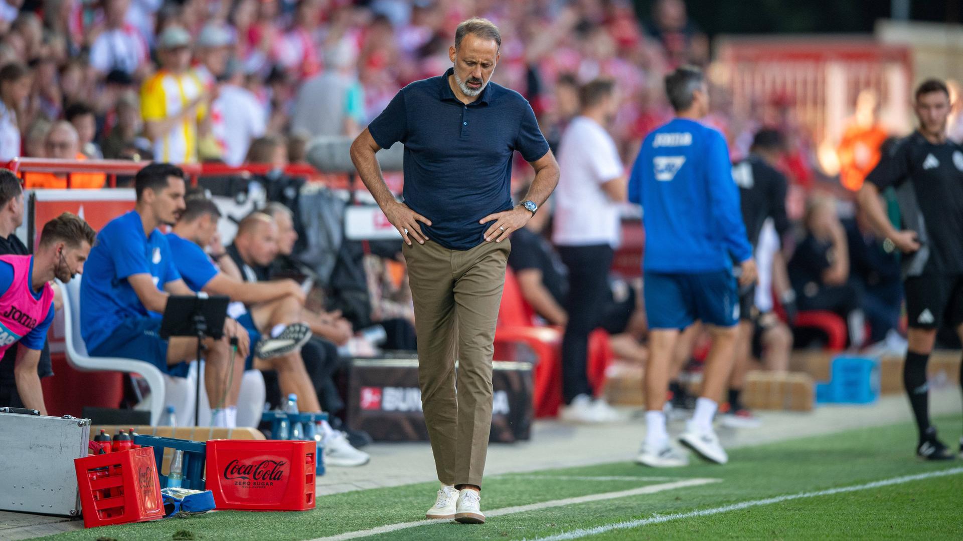 Bundesliga, 1. FC Union Berlin - TSG Hoffenheim: TSG-Trainer Pellegrino Matarazzo nachdenklich am Spielfeldrand