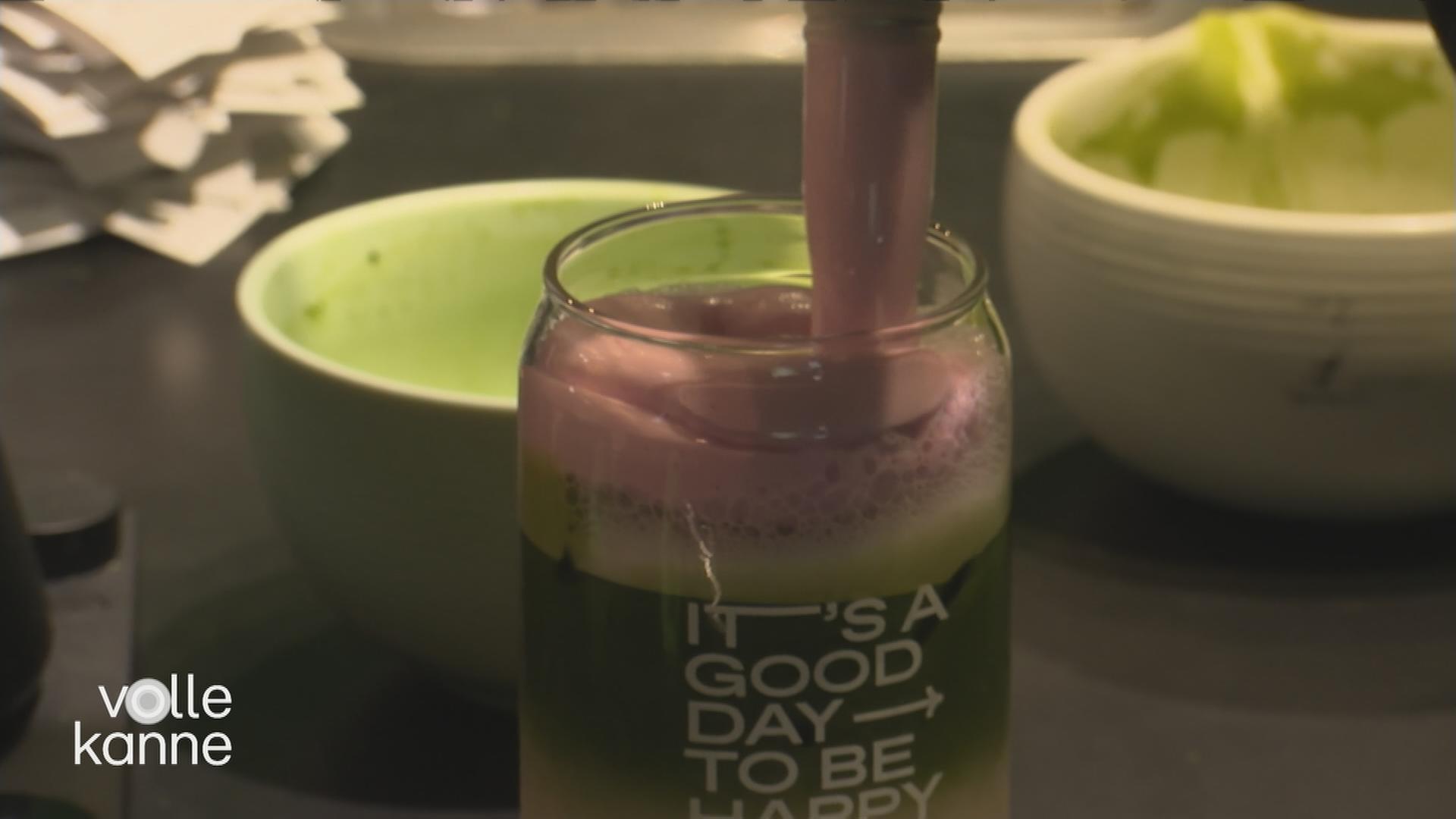 Matcha-Getränk mit einem rosa Püree