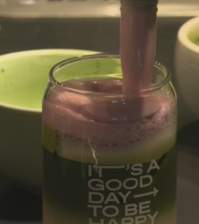 Matcha-Getränk mit einem rosa Püree